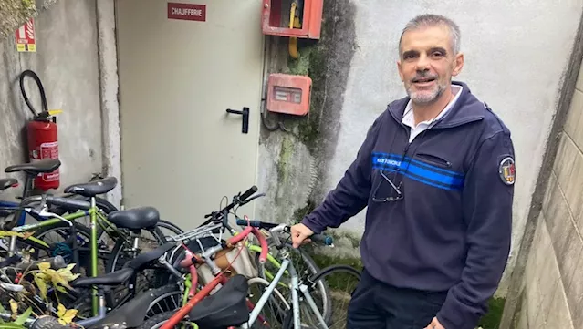 Bureau des objets trouv&eacute;s &agrave; Millau : des parapentes, des v&eacute;los, et des larmes de joie...