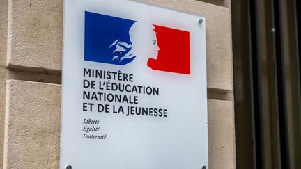 Une plaque sur la fa&ccedil;ade du minist&egrave;re de l'Education &agrave; Paris, le 9 juin 2023. (STEPHANE MOUCHMOUCHE / HANS LUCAS / AFP)