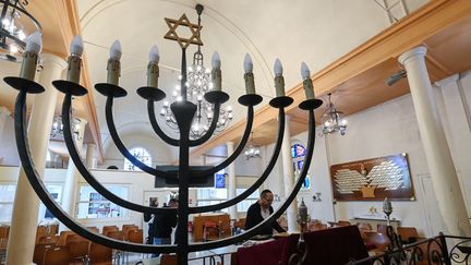 Un fid&egrave;le prie dans une synagogue au lendemain de l'agression du rabbin d'Orl&eacute;ans (Loiret), samedi 22 mars. (JEAN-FRANCOIS MONIER / AFP)
