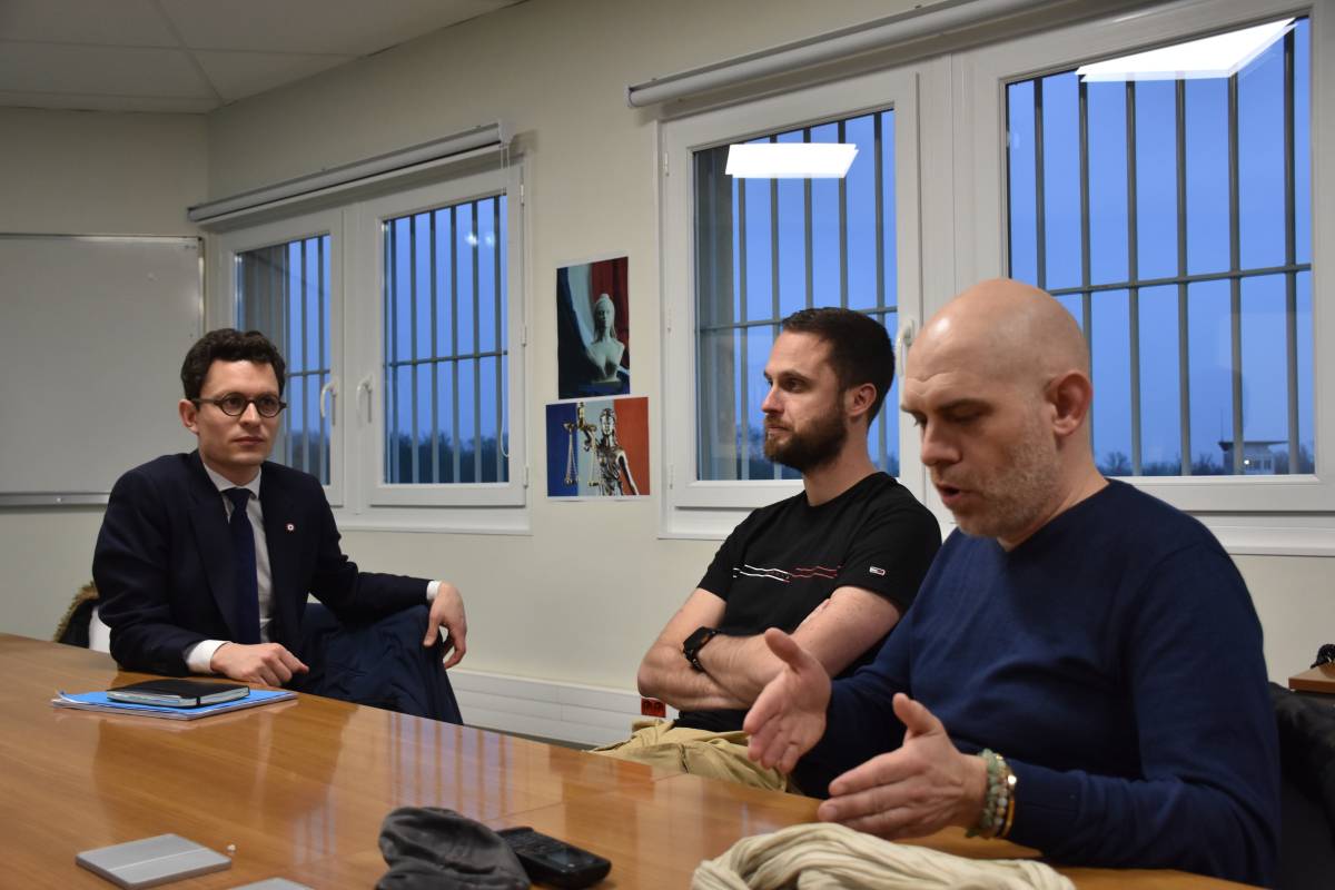 , Apr&egrave;s l&rsquo;agression de deux agents par un d&eacute;tenu, le d&eacute;put&eacute; a rencontr&eacute; la direction et les agents du centre de d&eacute;tention de Roanne