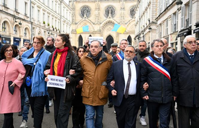 Sophie Brocas, pr&eacute;f&egrave;te du Loiret (&agrave; gauche), et Serge Grouard, maire d&rsquo;Orl&eacute;ans (2ᵉ &agrave; droite), lors d&rsquo;une marche silencieuse en soutien au rabbin Ari&eacute; Engelberg, le 25&nbsp;mars&nbsp;2025.