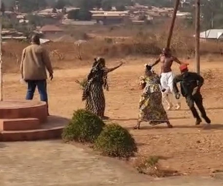 , Cameroun : Le maire poignard&eacute; en pleine r&eacute;union &agrave; Ngaound&eacute;r&eacute;!