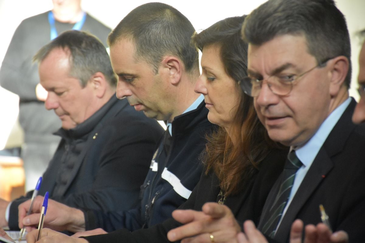 , Face &agrave; des violences &laquo;&nbsp;qui montent crescendo&nbsp;&raquo;, une convention et un front commun pour prot&eacute;ger les maires du Cher