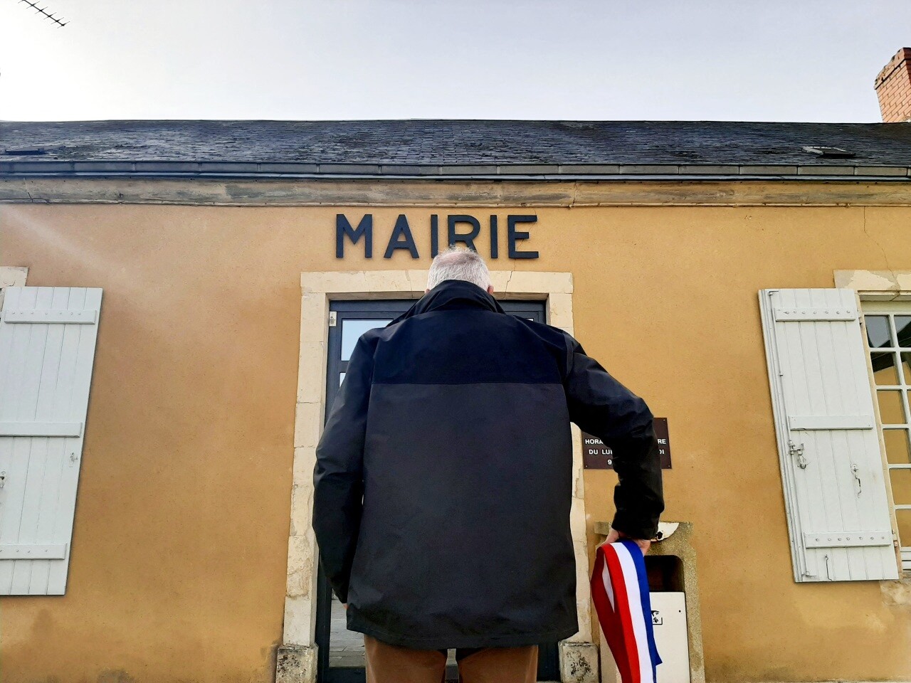 , &laquo;&nbsp;Pas maire pour aller au casse-pipe&nbsp;&raquo; : agress&eacute;s, menac&eacute;s ou insult&eacute;s pendant leur mandat, ces &eacute;lus racontent