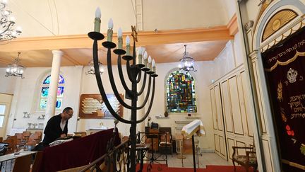 Un fid&egrave;le prie &agrave; la synagogue &agrave; Orl&eacute;ans, dans le Loiret, au lendemain de l'agression du rabbin par un mineur, samedi 22 mars. (JEAN-FRANCOIS MONIER / AFP)