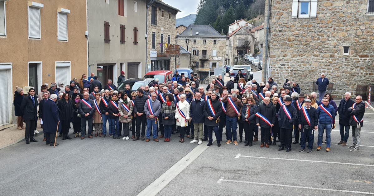 , Saint-Martial. Manifestation apr&egrave;s l&rsquo;agression de la maire : &laquo; C&rsquo;est devenu la norme de s&rsquo;en prendre &agrave; l&rsquo;autorit&eacute;