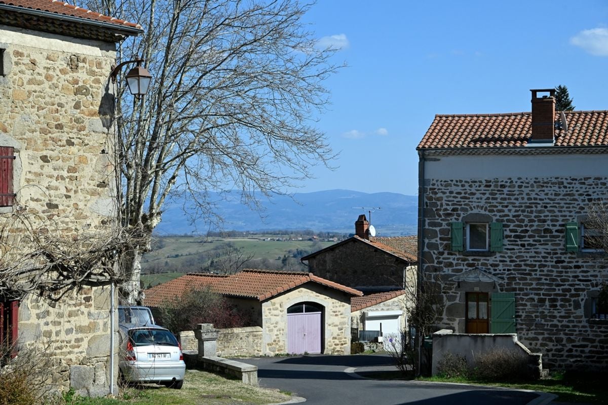 , Salut nazi, agression verbale, menace de &laquo;&nbsp;tirer dans le tas&nbsp;&raquo; : Que se passe-t-il dans ce village du Puy-de-D&ocirc;me