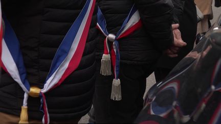 Plus d'une centaine de maires se sont rassembl&eacute;s samedi 1er mars &agrave; Saint-Martial, en Ard&egrave;che, pour soutenir la maire de cette commune agress&eacute;e il y a 15 jours. Ce d&eacute;partement est particuli&egrave;rement touch&eacute; par les violences contre les &eacute;diles, de plus en plus nombreux &agrave; d&eacute;missionner.
