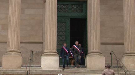 Violences : le ras-le-bol des maires de France victimes d'agressions
