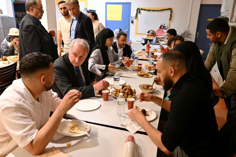 Jean-Luc Moudenc et des &eacute;lus toulousains lors du repas de rupture du je&ucirc;ne, &agrave; la Reynerie.