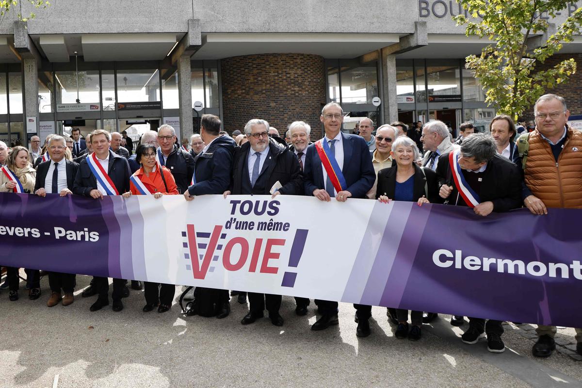 &Eacute;lus et usagers des TER ont ralli&eacute; la capitale ce mardi.