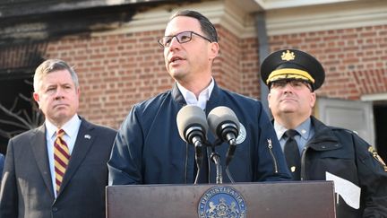 Le gouverneur d&eacute;mocrate de Pennsylvanie (Etats-Unis), Josh Shapiro, donne une conf&eacute;rence de presse devant sa r&eacute;sidence, &agrave; Harrisburg, le 13 avril 2025. (KYLE MAZZA / NURPHOTO / AFP)