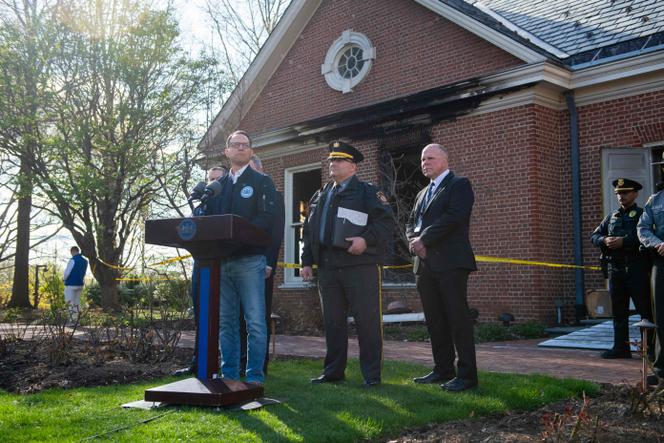 Le gouverneur (d&eacute;mocrate) de Pennsylvanie, Josh Shapiro, donne une conf&eacute;rence de presse devant sa r&eacute;sidence, apr&egrave;s l&rsquo;incendie qui l&rsquo;a endommag&eacute;e, &agrave; Harrisburg, le 13&nbsp;avril&nbsp;2025.
