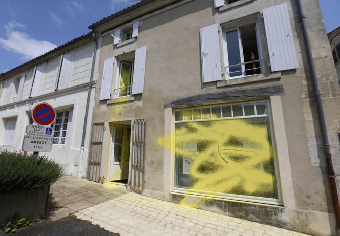 La permanence de la d&eacute;put&eacute;e (Renaissance) de la Charente Sandra Marsaud, vandalis&eacute;e dans le centre de Jarnac, le 3&nbsp;juin&nbsp;2019.