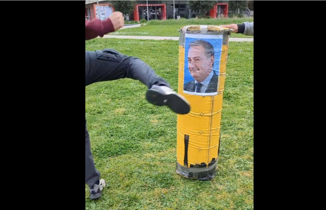 , La figure du maire de Toulouse affich&eacute;e sur un sac de boxe, puis frapp&eacute;e : une vid&eacute;o provoque l&rsquo;indignation