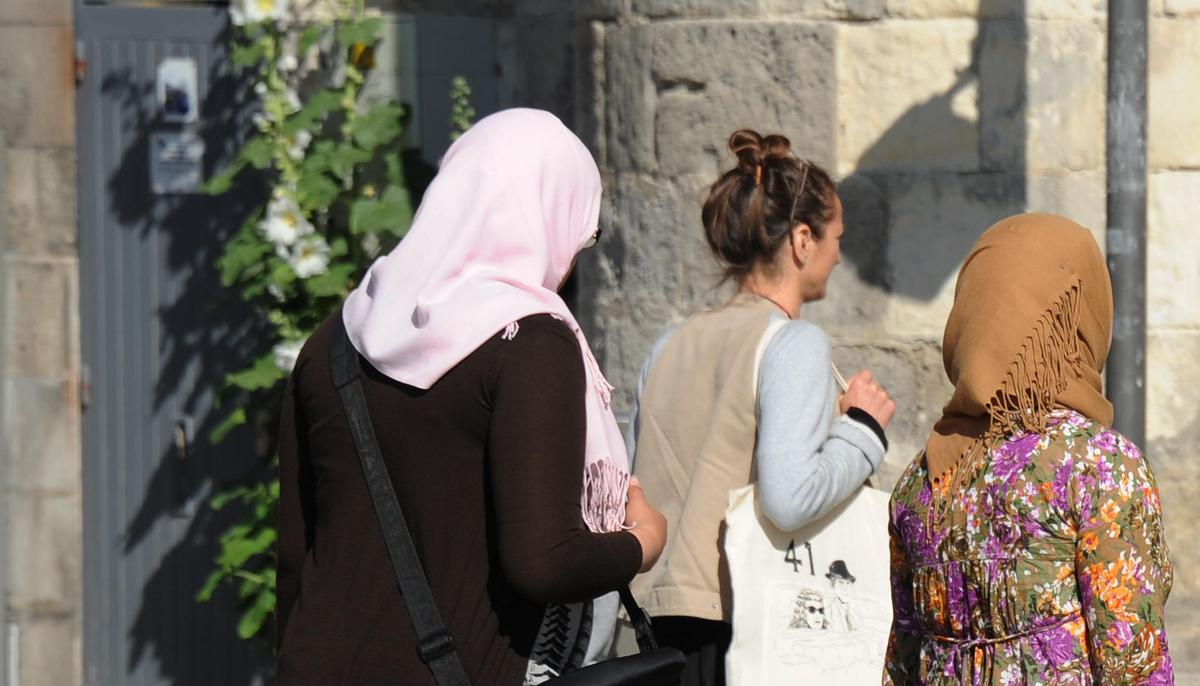 , Une femme se fait arracher son voile par un homme en pleine rue et porte plainte pour agression
