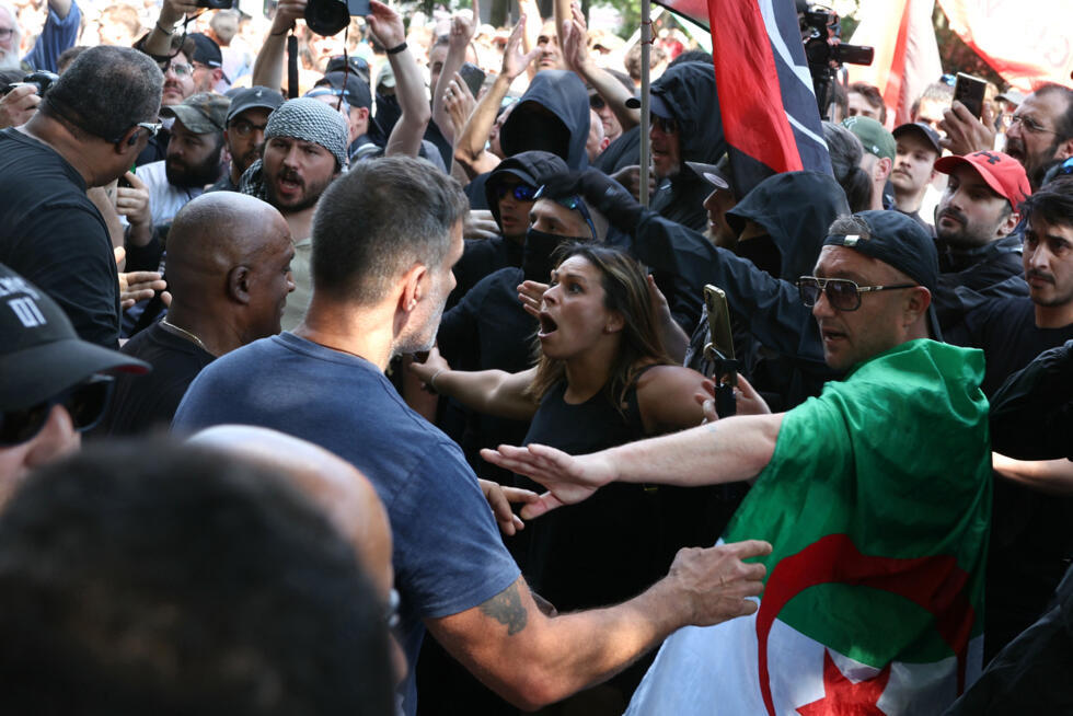 Un membre du personnel de s&eacute;curit&eacute; du Parti socialiste (PS) (g) se heurte aux manifestants et aux militants antifascistes de gauche (antifa) lors d'un rassemblement marquant la Journ&eacute;e internationale des travailleurs, le 1er mai 2025 &agrave; Paris