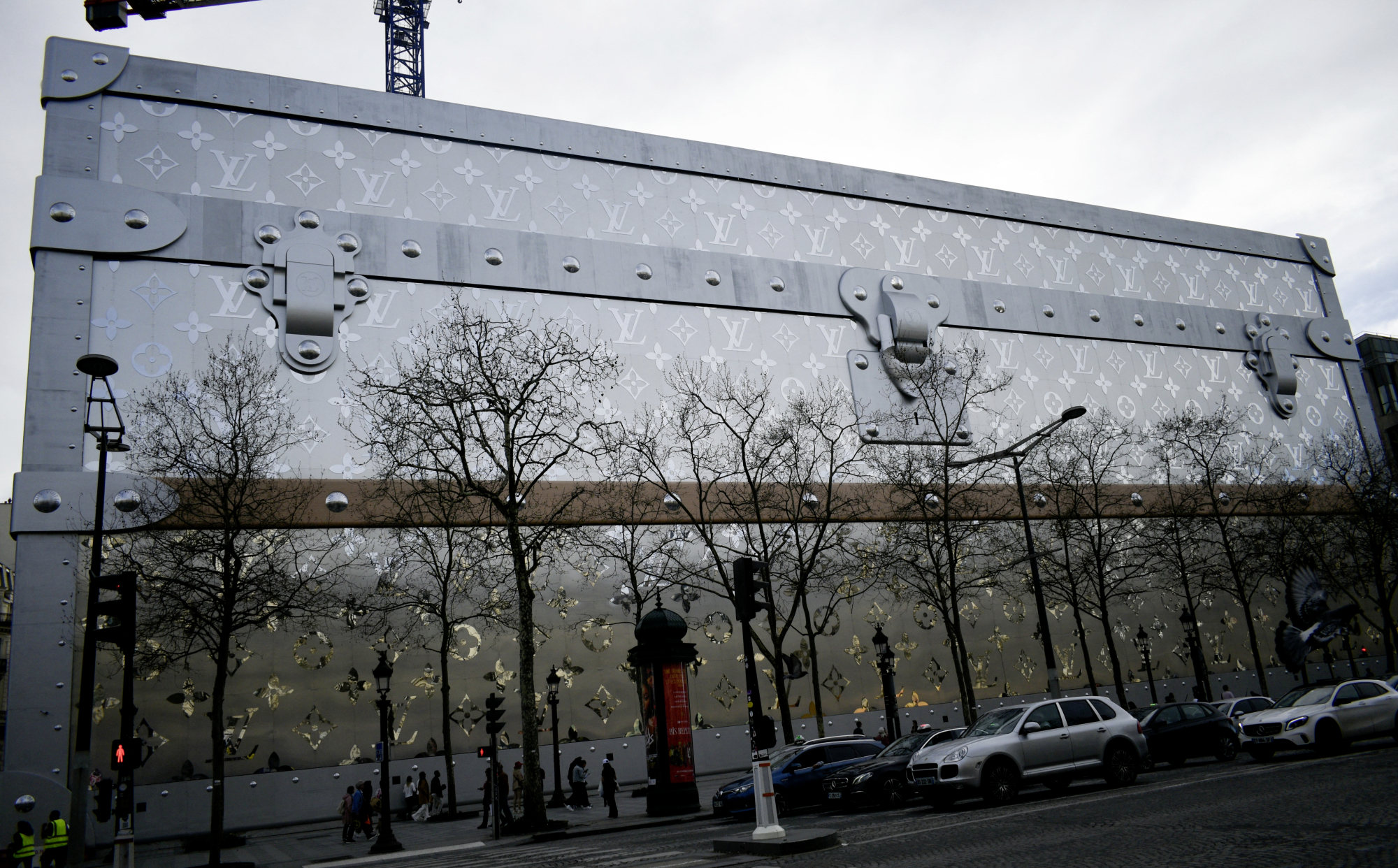 , Des &eacute;lus saisissent la justice contre la malle g&eacute;ante de Louis Vuitton sur les Champs-&Eacute;lys&eacute;es