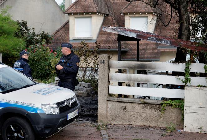 Devant le domicile du maire de L&rsquo;Ha&yuml;-les-Roses (Val-de-Marne), Vincent Jeanbrun, apr&egrave;s une attaque &agrave; la voiture-b&eacute;lier, le 2&nbsp;juillet 2023.