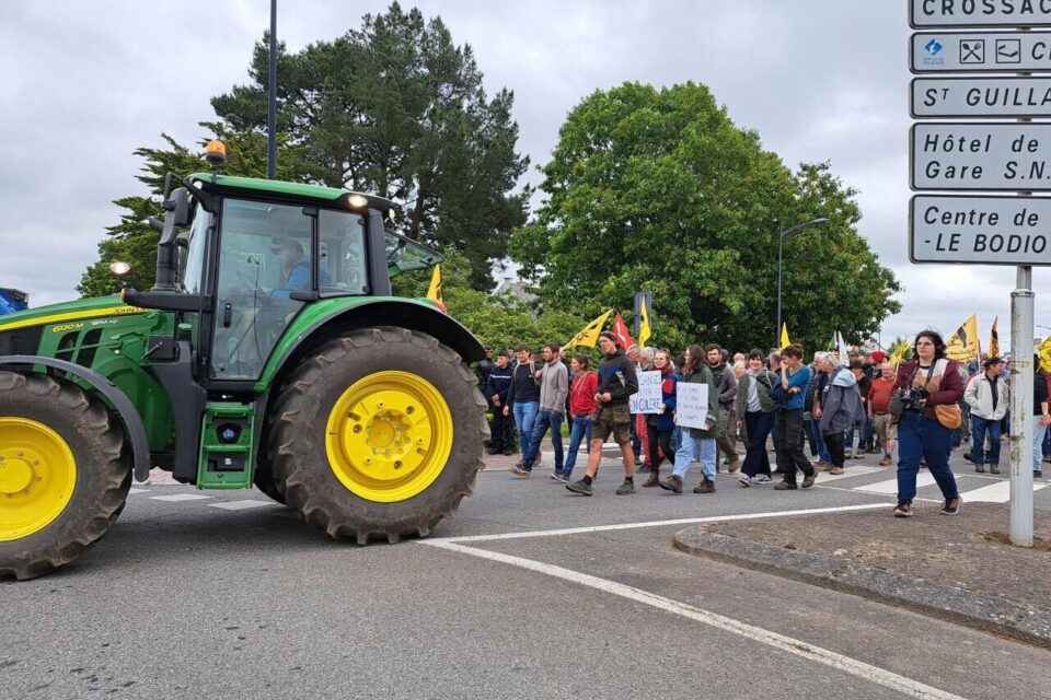 Le d&eacute;fil&eacute;, emmen&eacute; par les tracteurs, s'est dirig&eacute; vers les locaux de la communaut&eacute; de communes du pays de Pontch&acirc;teau