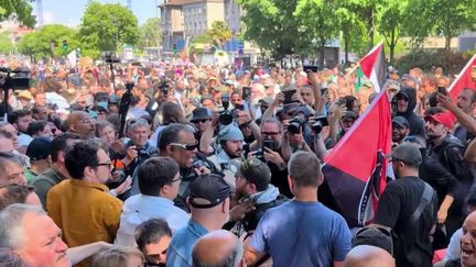 Manifestations du 1er-Mai : des &eacute;lus du PS exfiltr&eacute;s du cort&egrave;ge parisien sous les insultes, le parti porte plainte