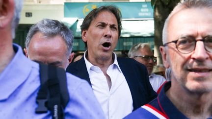 Le d&eacute;put&eacute; socialiste J&eacute;r&ocirc;me Guedj fait face &agrave; des manifestants hostiles, le 1er mai 2025, dans le d&eacute;fil&eacute; du 1er-Mai &agrave; Paris. (QUENTIN DE GROEVE / HANS LUCAS / AFP)