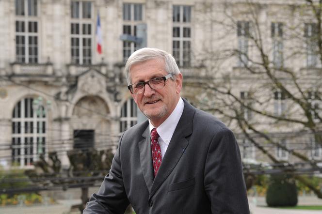 Le maire de Limoges, Emile Roger Lombertie, devant l&rsquo;h&ocirc;tel de ville de Limoges, le 31&nbsp;mars&nbsp;2014.