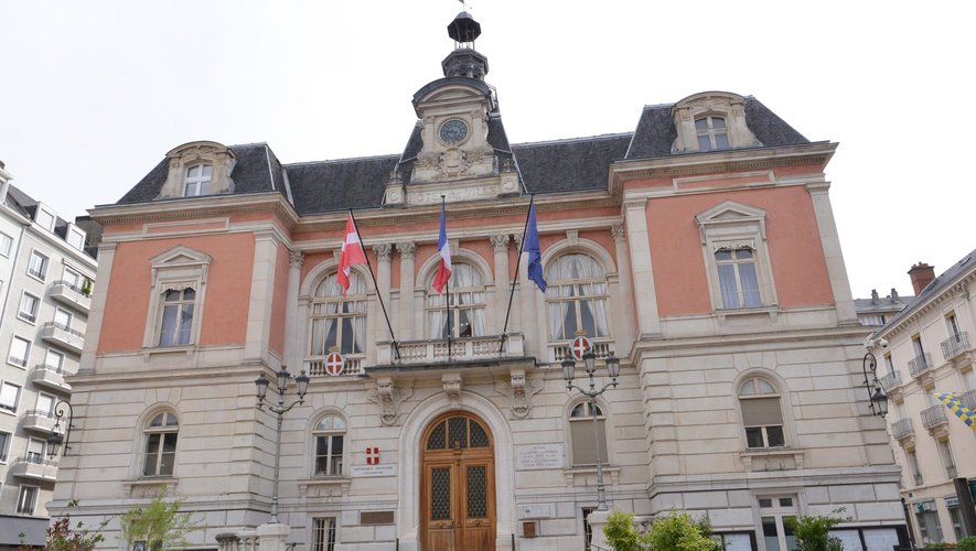 , VIDEO. &laquo;&nbsp;Connard&nbsp;&raquo; : le maire de Chamb&eacute;ry insulte un &eacute;lu sans se rendre compte que son micro est ouvert