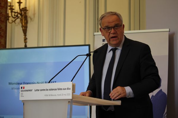 , Violences contre les &eacute;lus : les boutons d&rsquo;appel d&rsquo;urgence g&eacute;n&eacute;ralis&eacute;s d&rsquo;ici &agrave; la fin 2025