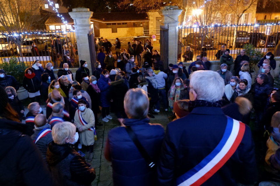 Devant la mairie de Saint-Macaire, une centaine de personnes s'est mobilis&eacute;e pour soutenir le maire C&eacute;dric Gerbeau une semaine apr&egrave;s l'agression physique et verbale dont il a &eacute;t&eacute; victime.