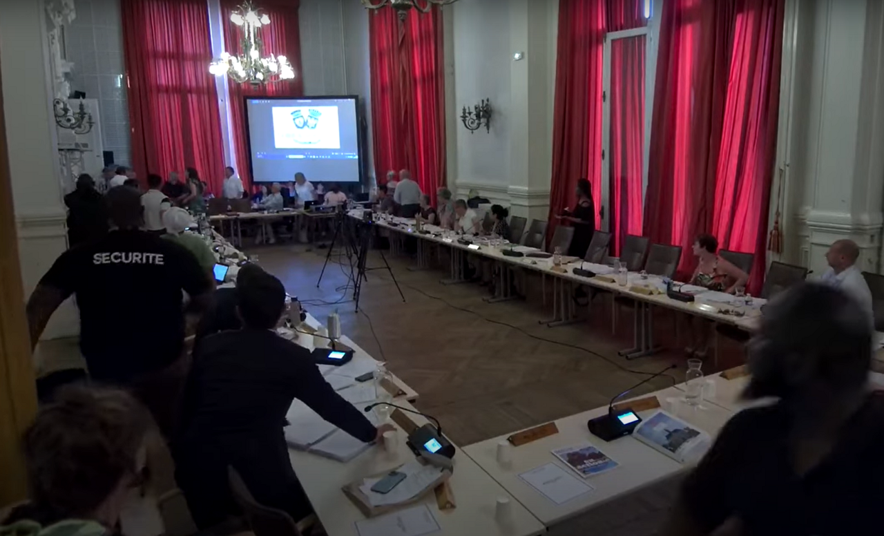, Ce maire de l&rsquo;Essonne est insult&eacute; par un &eacute;lu d&rsquo;opposition, la s&eacute;ance du conseil municipal d&eacute;g&eacute;n&egrave;re