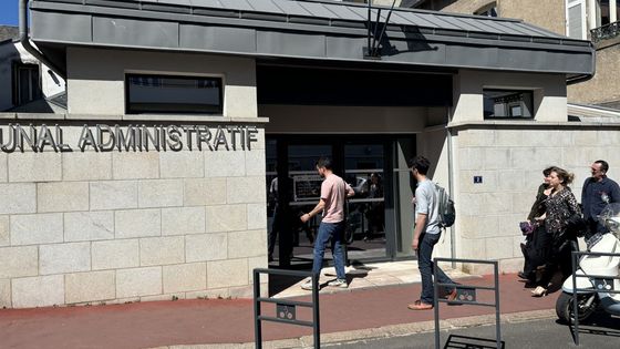 Des membres du Planning familial de Corr&egrave;ze et leur avocate devant le tribunal administratif de Limoges, lundi 7 avril, o&ugrave; ils avaient audience.