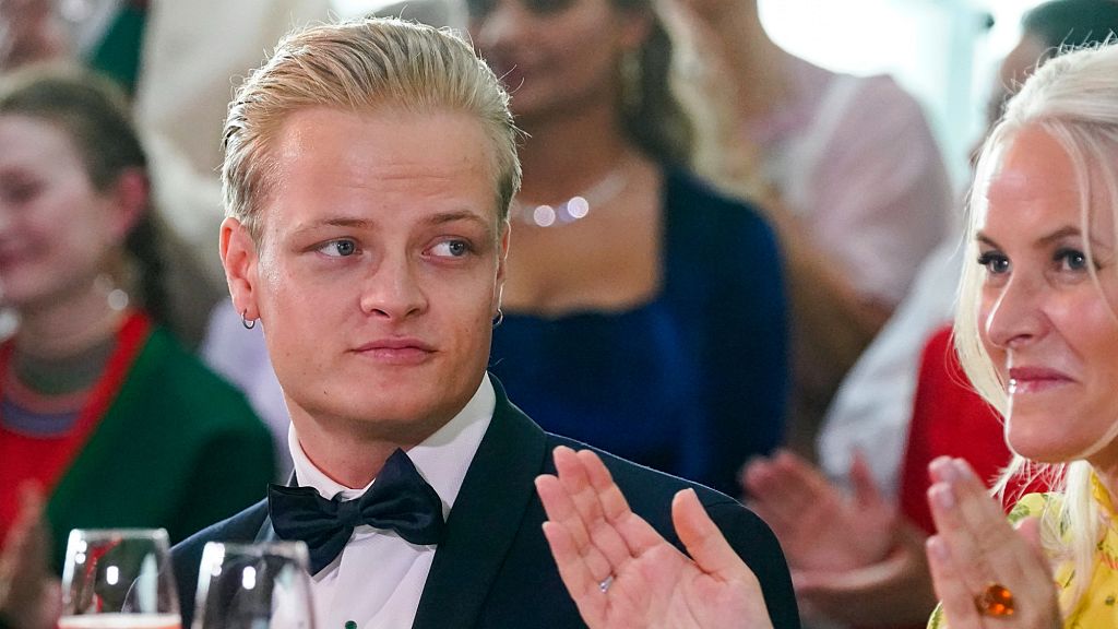 , Marius Borg H&oslash;iby, fils de la princesse Mette-Marit de Norv&egrave;ge, accus&eacute; de viol et d&rsquo;agression