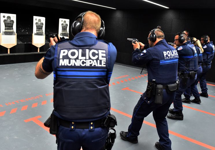 Les policiers auront-ils une arme &agrave; la ceinture dans les prochains mois&nbsp;?