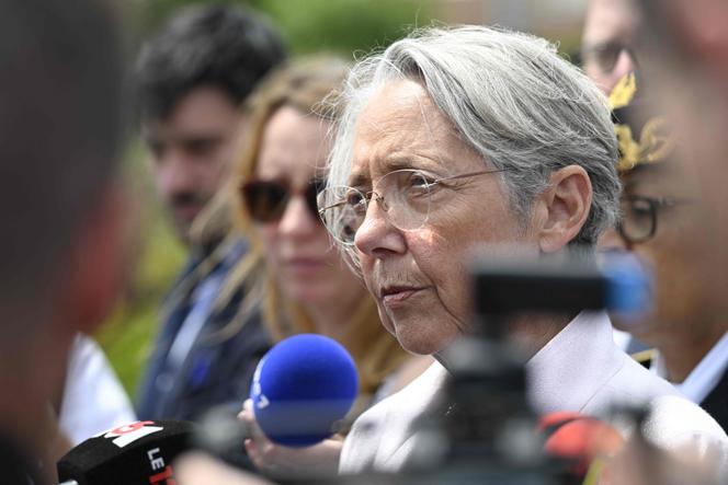 La ministre de l&rsquo;&eacute;ducation, Elisabeth Borne, s&rsquo;exprime, le 10&nbsp;juin&nbsp;2025, devant des journalistes &agrave; son arriv&eacute;e au coll&egrave;ge de Nogent, o&ugrave; une surveillante a &eacute;t&eacute; poignard&eacute;e &agrave; mort par un &eacute;l&egrave;ve.