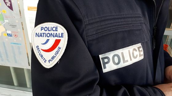 Un policier en uniforme au commissariat de Limoges