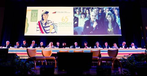 , &Eacute;lus locaux : 2 200 d&eacute;missions depuis 2020, une loi vot&eacute;e pour enrayer la crise