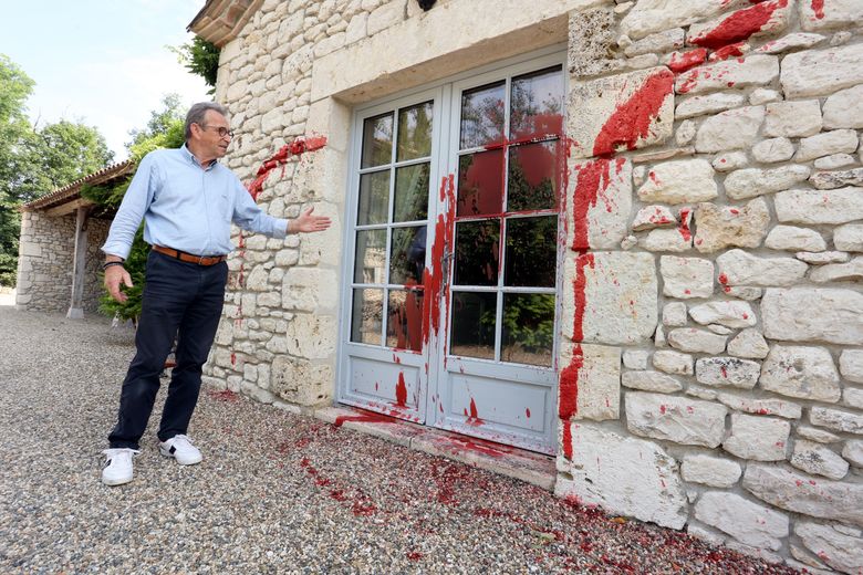 Christian Eurgal, le maire de Montjoi, devant le domicile d'un de ses administr&eacute;s, le 2 juin 2023.