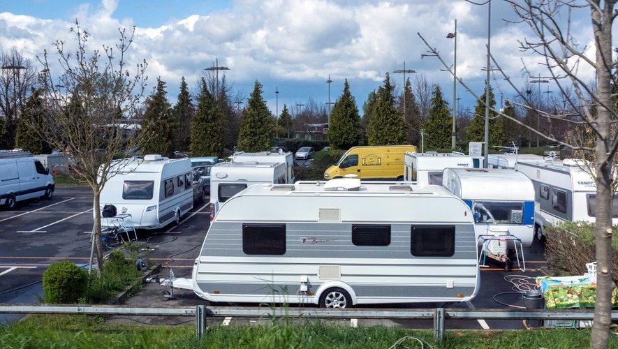 , &laquo;&nbsp;Il avait le tee-shirt plein de sang&nbsp;&raquo; : un &eacute;lu bless&eacute; apr&egrave;s l&rsquo;installation de force de 200 caravanes de gens du voyage sur un complexe sportif