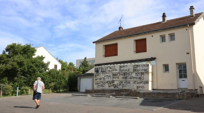Le Caf&eacute; de la poste de Charleville-M&eacute;zi&egrave;res, mur&eacute; par le maire apr&egrave;s les &eacute;meutes, le 19&nbsp;juillet 2025.