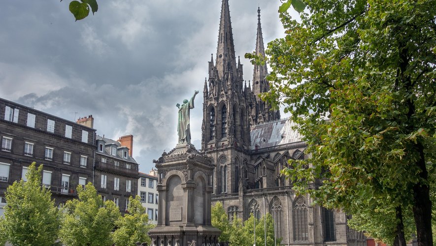 , Un militaire de 28 ans meurt apr&egrave;s une agression au couteau &agrave; Clermont-Ferrand, deux suspects plac&eacute;s en garde &agrave; vue