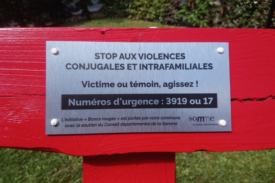 La plaque informative viss&eacute;e sur le banc.