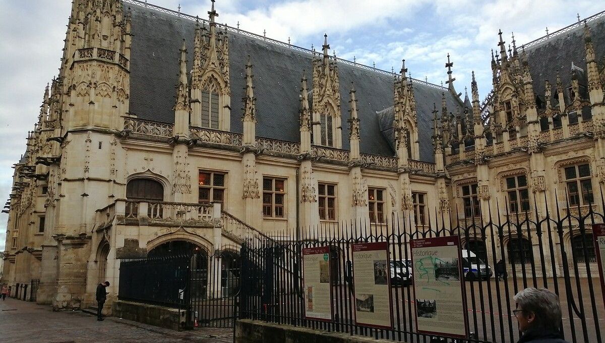 , Une commer&ccedil;ante de Saint-Aubin-sur-Mer condamn&eacute;e &agrave; 18 mois de prison apr&egrave;s avoir insult&eacute; un &eacute;lu de sa commune