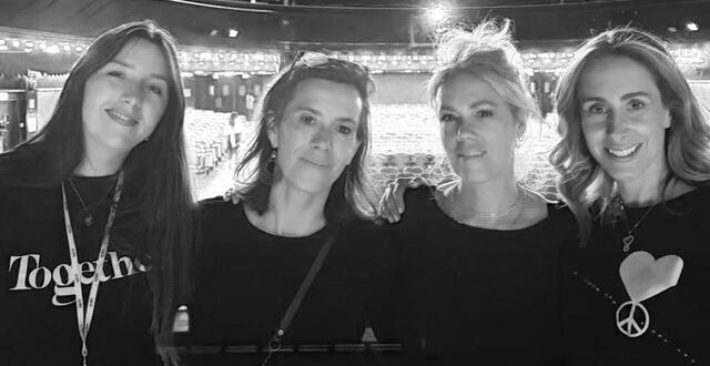 photo camille cauret (&agrave; gauche) avec trois autres b&eacute;n&eacute;voles de l&rsquo;association 125 et apr&egrave;s, &agrave; l&rsquo;olympia. &copy; camille cauret 