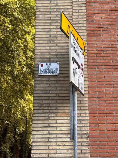 Une affiche avec croix gamm&eacute;e entrelac&eacute;e &agrave; un sigle de la police municipale, avec des soldats nazis, a &eacute;t&eacute; d&eacute;couverte &agrave; Toulouse.
