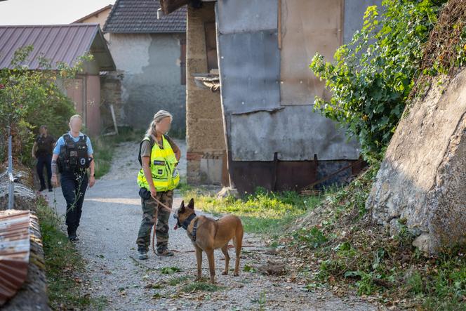 Des gendarmes enqu&ecirc;tent sur les lieux de l&rsquo;aggression du maire de Villeneuve-de-Marc (Is&egrave;re), le 6&nbsp;ao&ucirc;t 2025.
