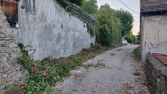 C'est dans cette ruelle, juste en-dessous de chez lui, que la maire de Villeneuve-de-Marc a &eacute;t&eacute; agress&eacute;.