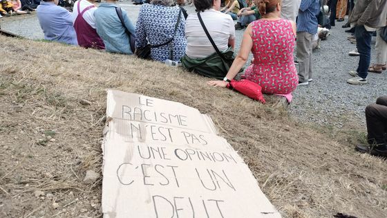 Une pancarte de manifestants rassembl&eacute;s lundi 25 ao&ucirc;t &agrave; Roy&egrave;re-de-Vassivi&egrave;re pour dire "non au racisme et &agrave; la violence".