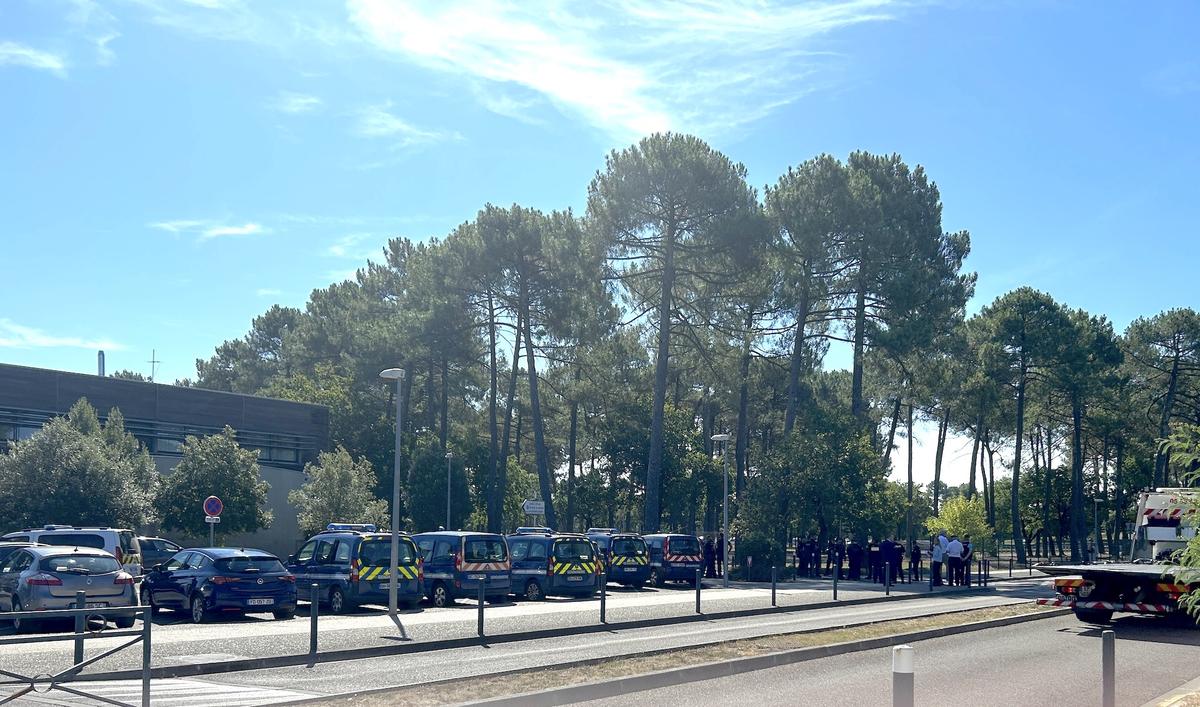 Les nombreux v&eacute;hicules de la gendarmerie sur le site ce lundi 4&nbsp;ao&ucirc;t.
