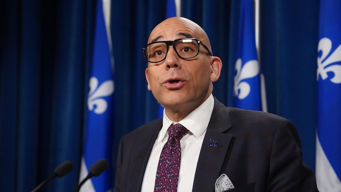 Christopher Skeete en conf&eacute;rence de presse.